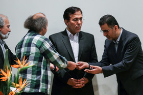 (از راست)حجت‌الله ایوبی، شفیع آقا محمدیان و علی محمد قاسمی در مراسم تودیع و معارفه مدیرعامل مرکز گسترش سینمای مستند و تجربی. علی‌محمد قاسمی در اعتراض به مدیریت آقا محمدیان آگهی فروش منزلش را به عنوان هدیه به آقامحمدیان میدهد.